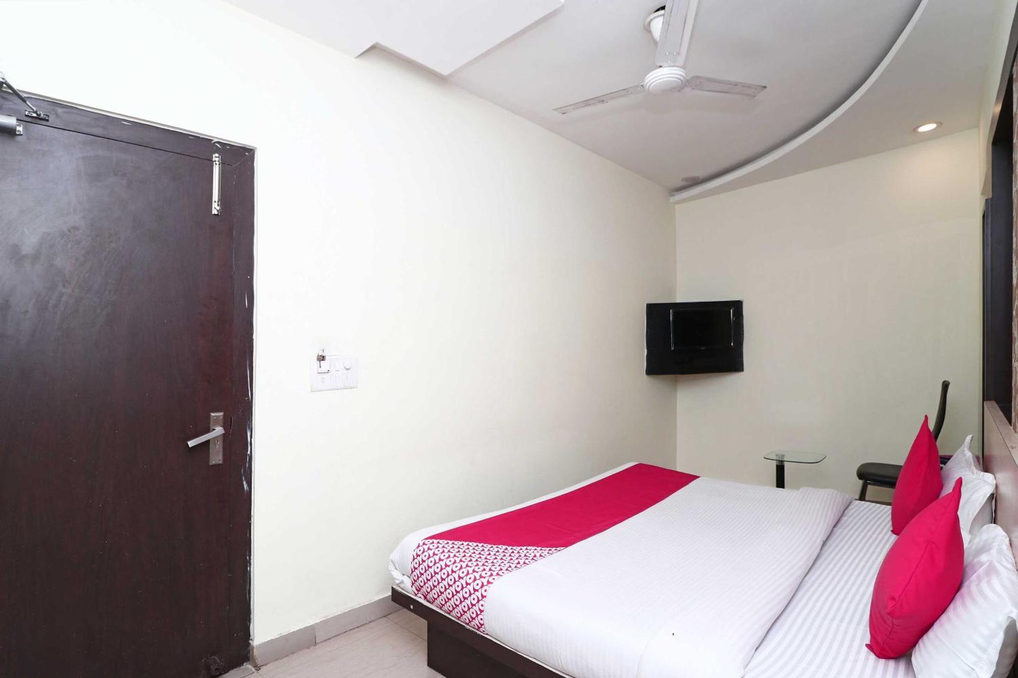 Oyo Flagship Hotel Krishna Chinhat Zewnętrze zdjęcie