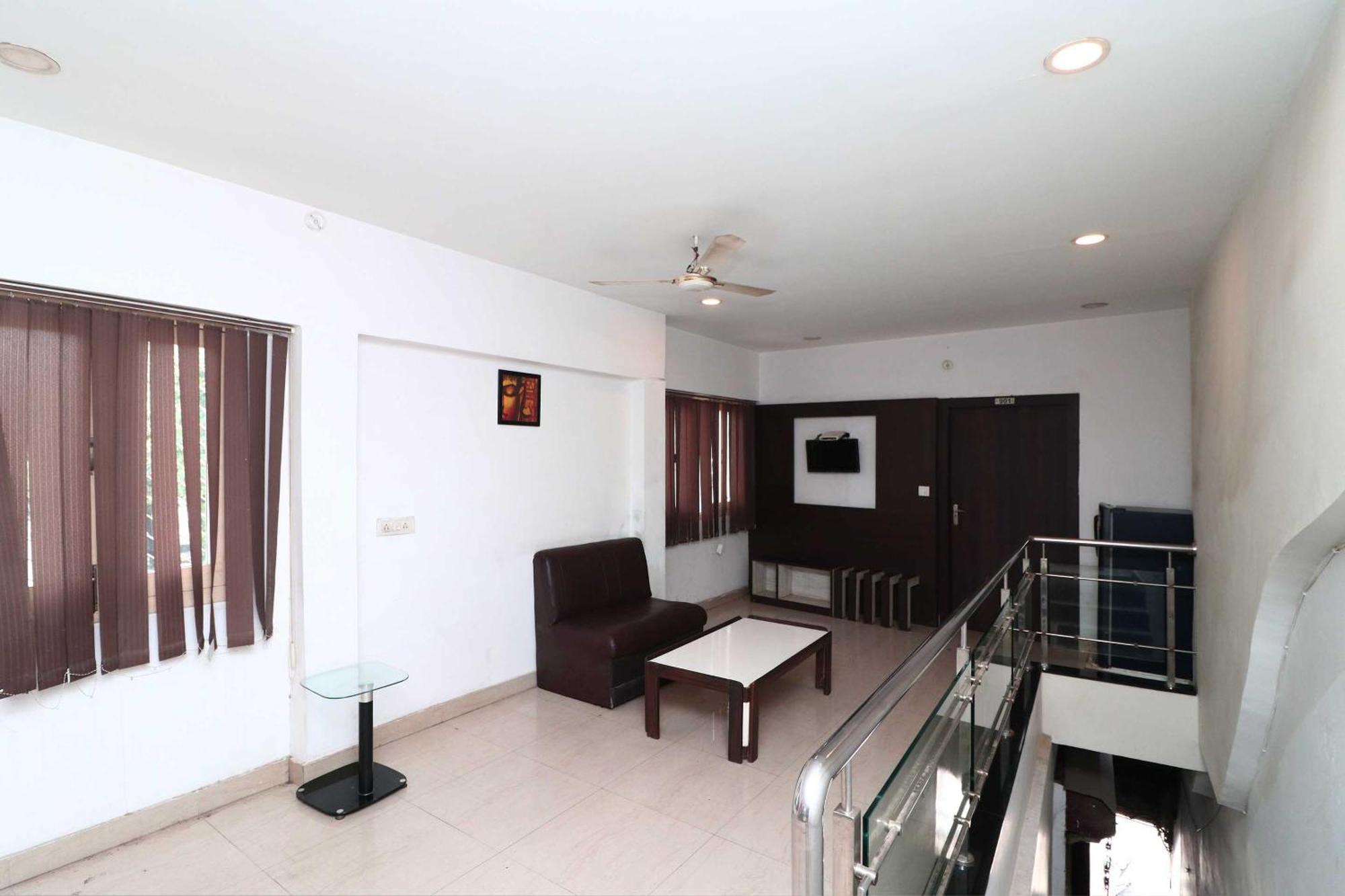 Oyo Flagship Hotel Krishna Chinhat Zewnętrze zdjęcie