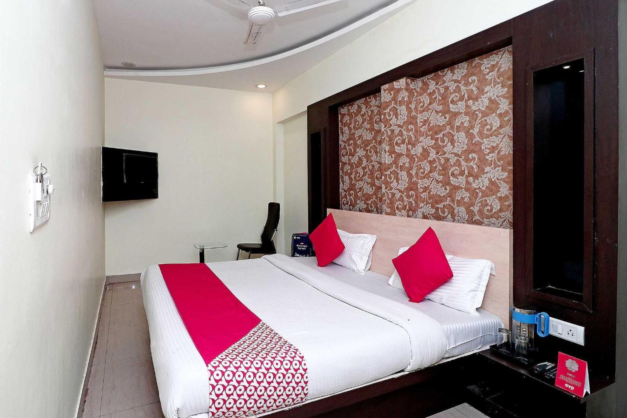Oyo Flagship Hotel Krishna Chinhat Zewnętrze zdjęcie
