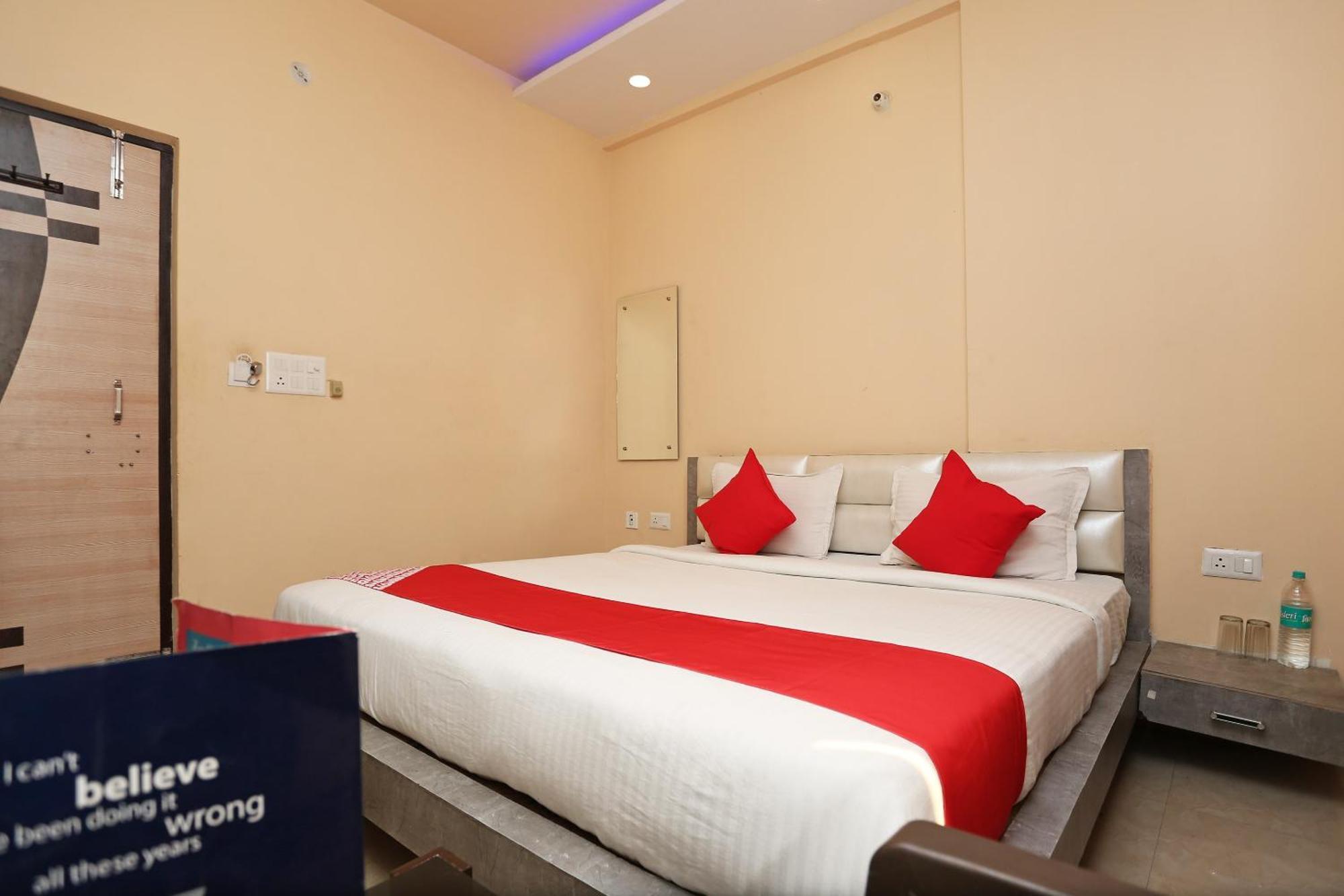 Oyo Flagship Hotel Krishna Chinhat Zewnętrze zdjęcie