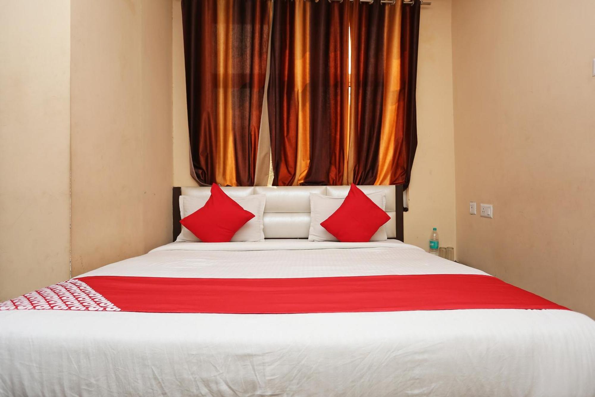 Oyo Flagship Hotel Krishna Chinhat Zewnętrze zdjęcie